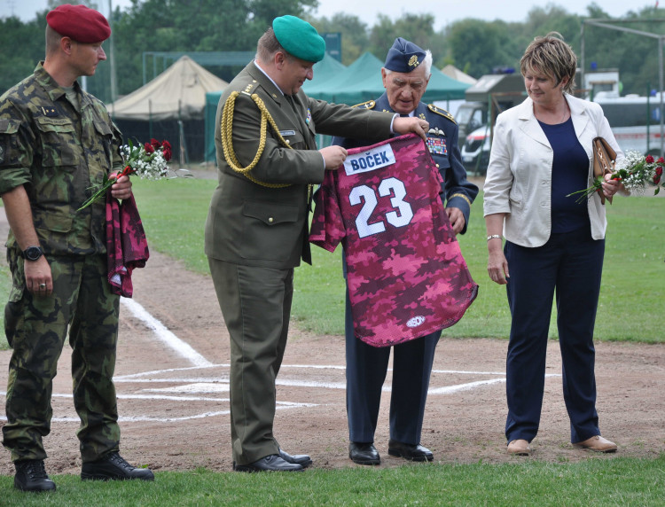 Olomoučtí baseballisté uctili válečné veterány, dorazil i pětadevadesátiletý generál Emil Boček