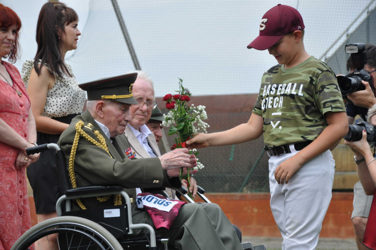 Olomoučtí baseballisté uctili válečné veterány, dorazil i pětadevadesátiletý generál Emil Boček