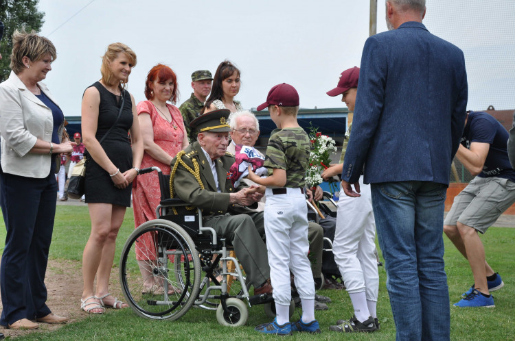 Olomoučtí baseballisté uctili válečné veterány, dorazil i pětadevadesátiletý generál Emil Boček