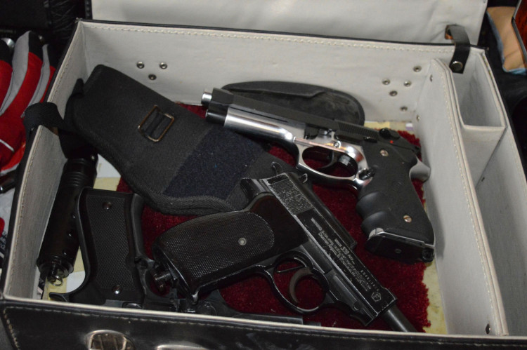 Policisté nalezli i zbraně.