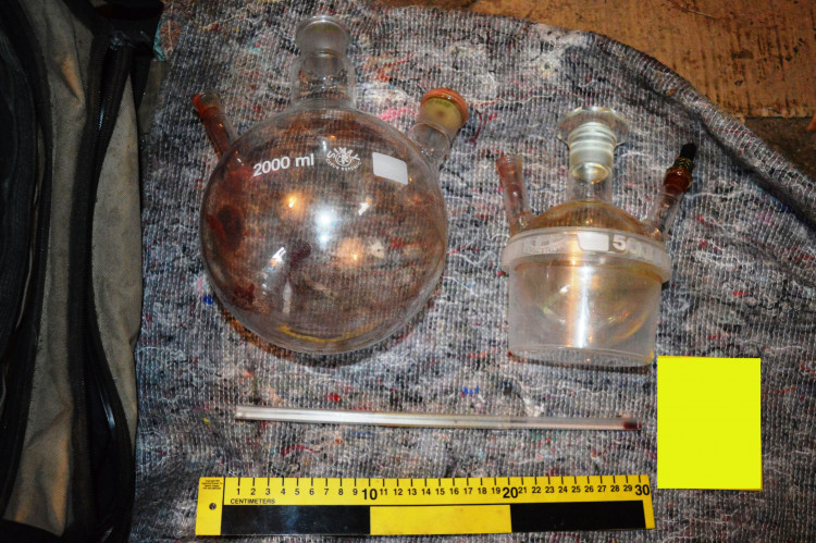 Objeveno bylo také mnoho pomůcek na výrobu drog.