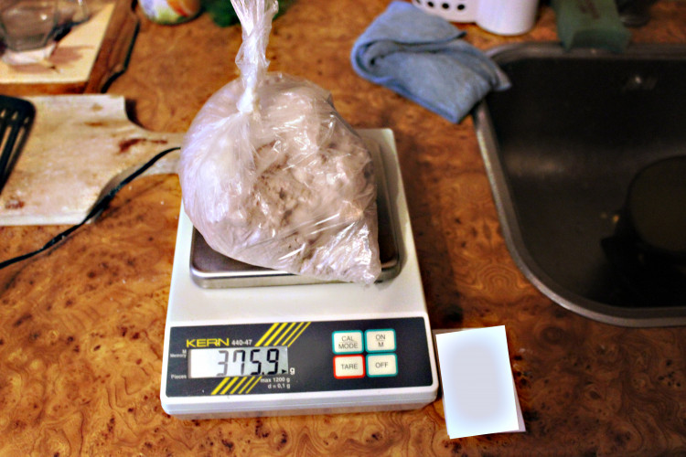 Objeveno bylo také mnoho pomůcek na výrobu drog.