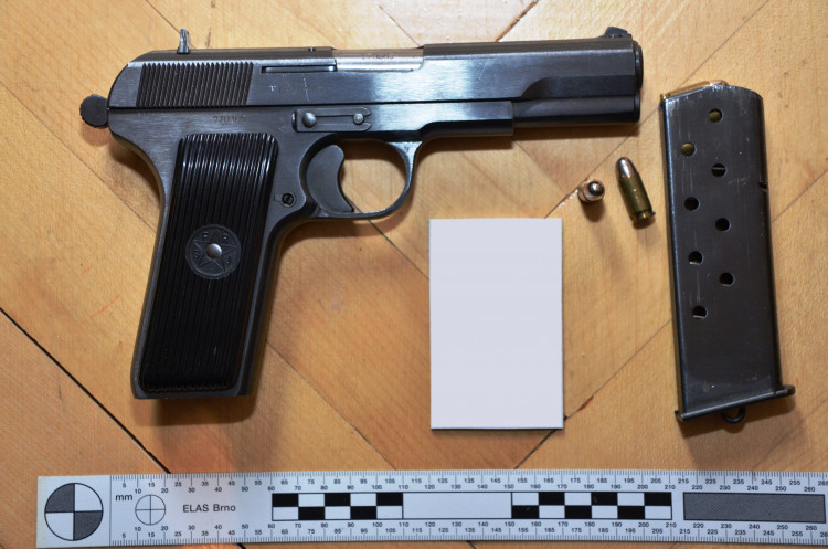 Policie našli i několik zbraní.