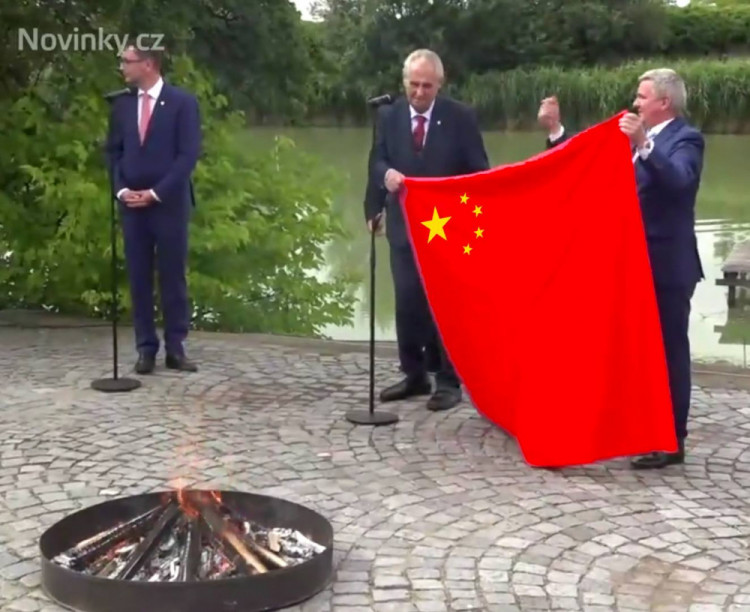 FOTO: Internetové vtípky na prezidentovo veřejné pálení trenýrek