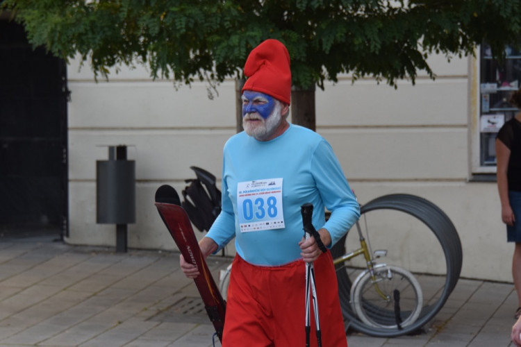 Centrem se prohnali lyžaři, bobaři i zimní Borati. Běžel se další ročník Půlvánočního běhu