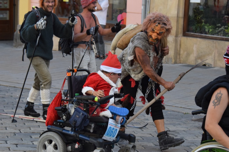 Centrem se prohnali lyžaři, bobaři i zimní Borati. Běžel se další ročník Půlvánočního běhu