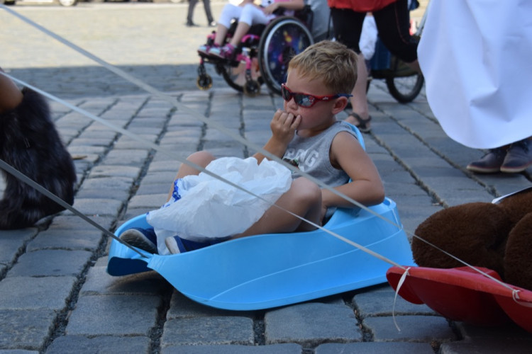 Centrem se prohnali lyžaři, bobaři i zimní Borati. Běžel se další ročník Půlvánočního běhu