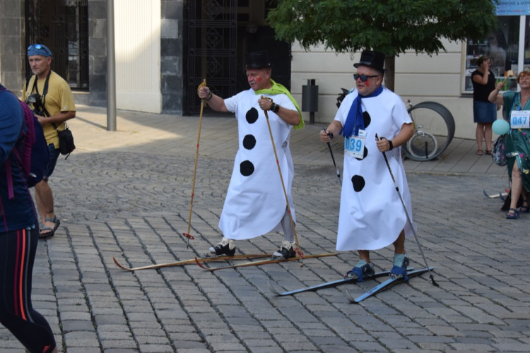 Centrem se prohnali lyžaři, bobaři i zimní Borati. Běžel se další ročník Půlvánočního běhu
