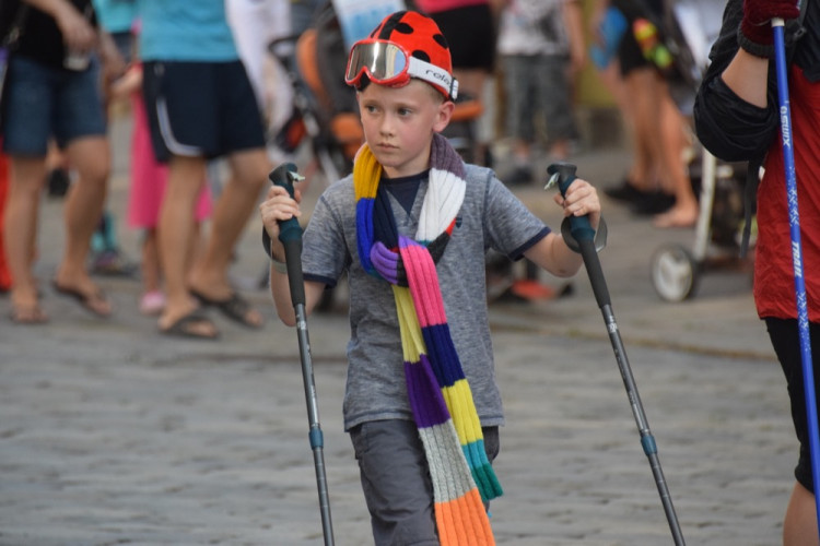 Centrem se prohnali lyžaři, bobaři i zimní Borati. Běžel se další ročník Půlvánočního běhu