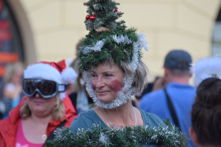 Centrem se prohnali lyžaři, bobaři i zimní Borati. Běžel se další ročník Půlvánočního běhu