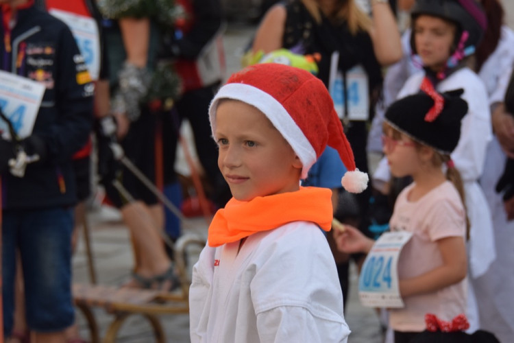 Centrem se prohnali lyžaři, bobaři i zimní Borati. Běžel se další ročník Půlvánočního běhu
