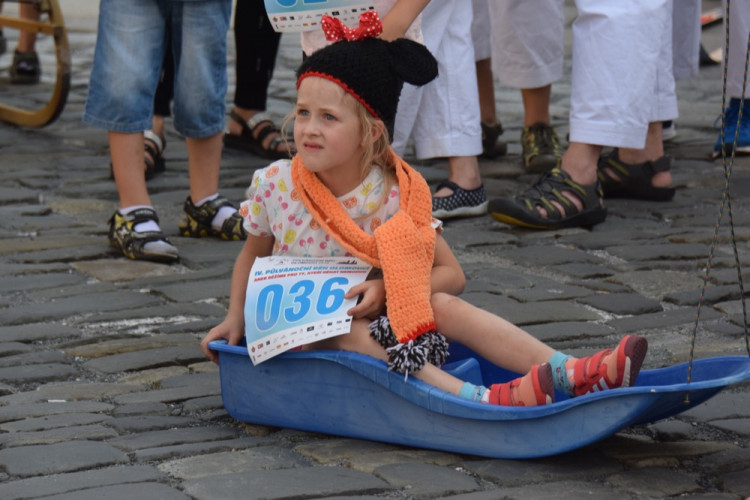 Centrem se prohnali lyžaři, bobaři i zimní Borati. Běžel se další ročník Půlvánočního běhu