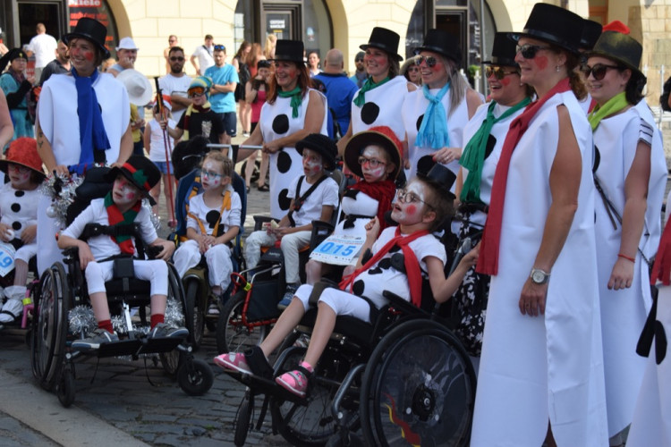 Centrem se prohnali lyžaři, bobaři i zimní Borati. Běžel se další ročník Půlvánočního běhu