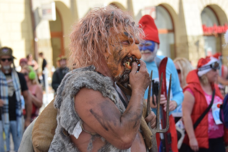 Centrem se prohnali lyžaři, bobaři i zimní Borati. Běžel se další ročník Půlvánočního běhu