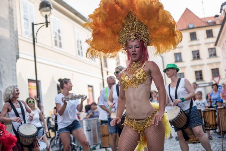 Plachého ulici rozpálily tanečnice.