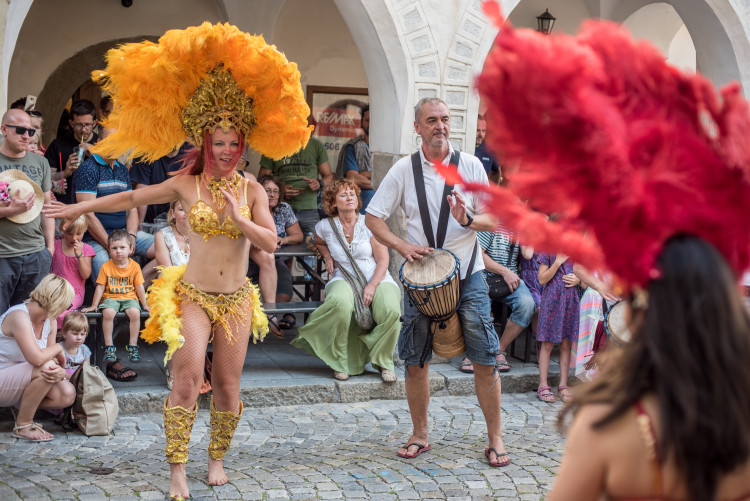 Plachého ulici rozpálily tanečnice.