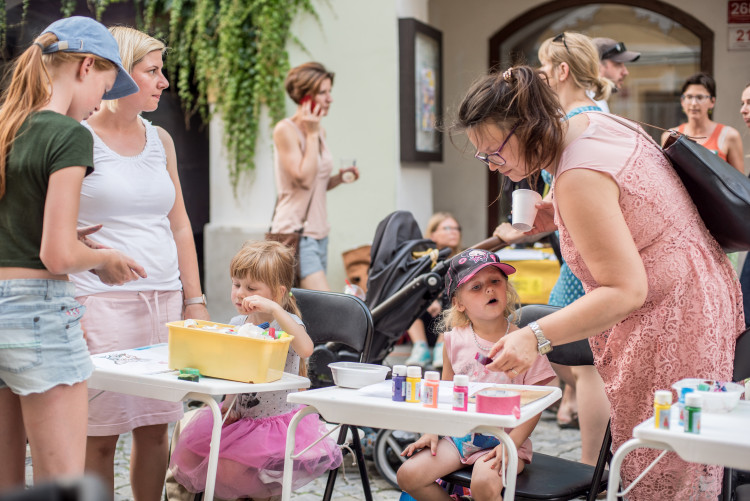 Děti malovaly obrázky.