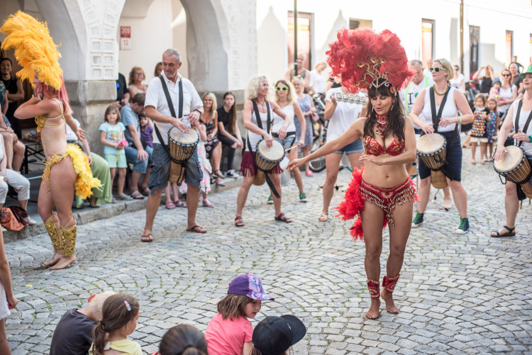 Plachého ulici rozpálily tanečnice.