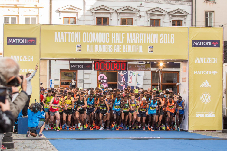 Každý z běžců je vítěz! Podívejte se na fotky ze včerejšího půlmaratonu