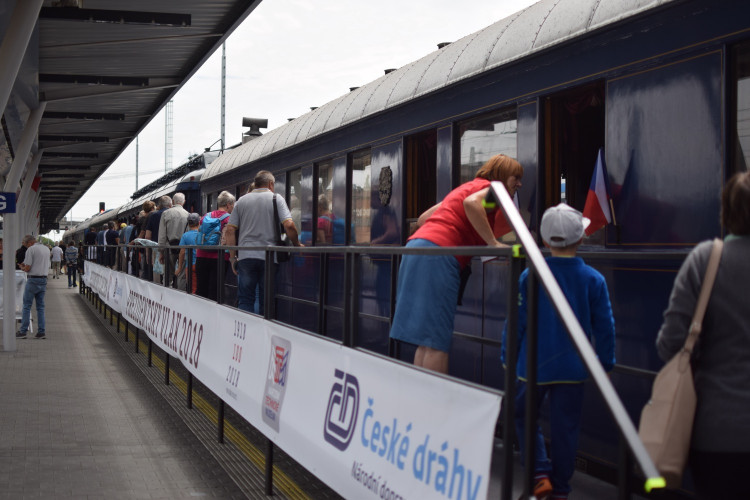 FOTO/VIDEO: Prezidentský vlak je v Olomouci, podívejte se do jeho útrob