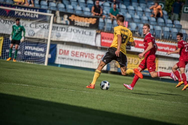 Paráda na úvod, Dynamo porazilo Třinec.