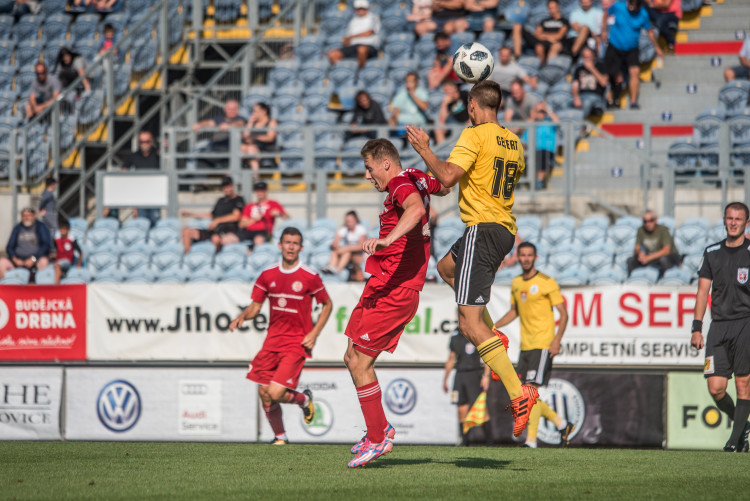 Paráda na úvod, Dynamo porazilo Třinec.