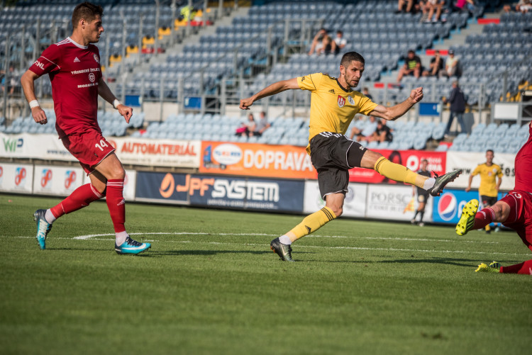 Paráda na úvod, Dynamo porazilo Třinec.