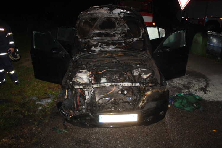 Požár automobilu v Pašínovicích.