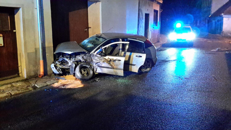 V Trhových Svinech nabouralo auto do domu.