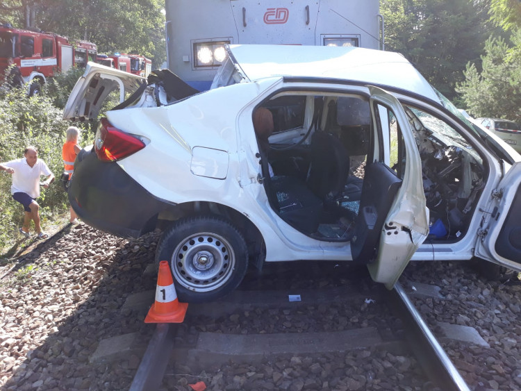 Nehoda vlaku a auta u Kamenného Újezdu si vyžádala jednu oběť