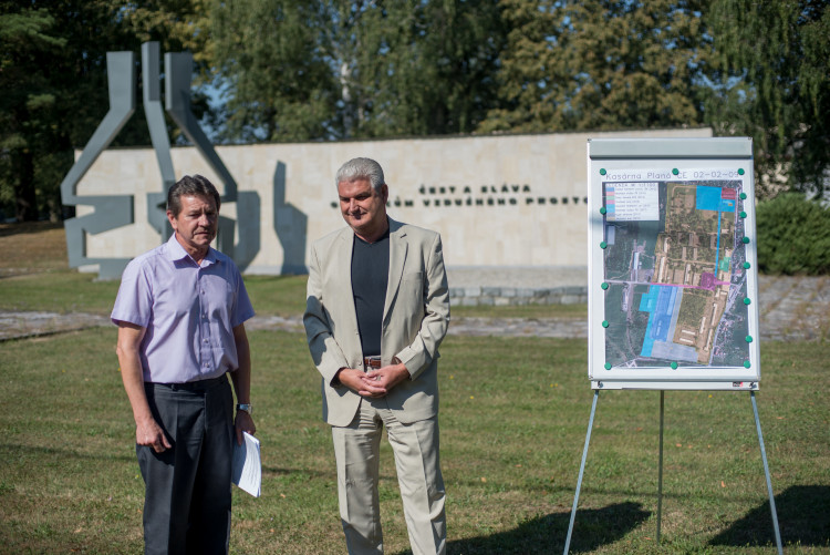 Jihočeský kraj převzal bývalé prostory kasáren na letišti v Plané