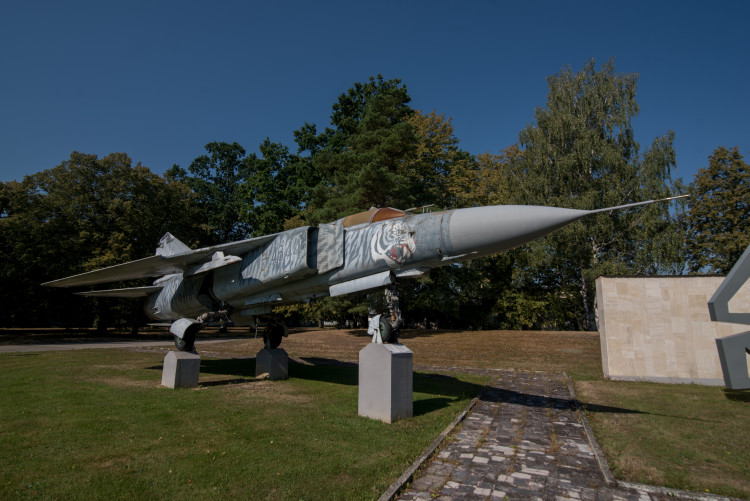 Jihočeský kraj převzal bývalé prostory kasáren na letišti v Plané