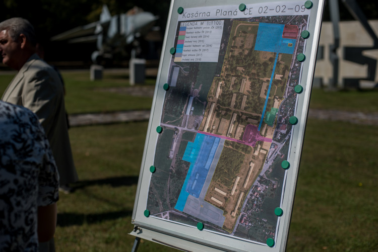 Jihočeský kraj převzal bývalé prostory kasáren na letišti v Plané