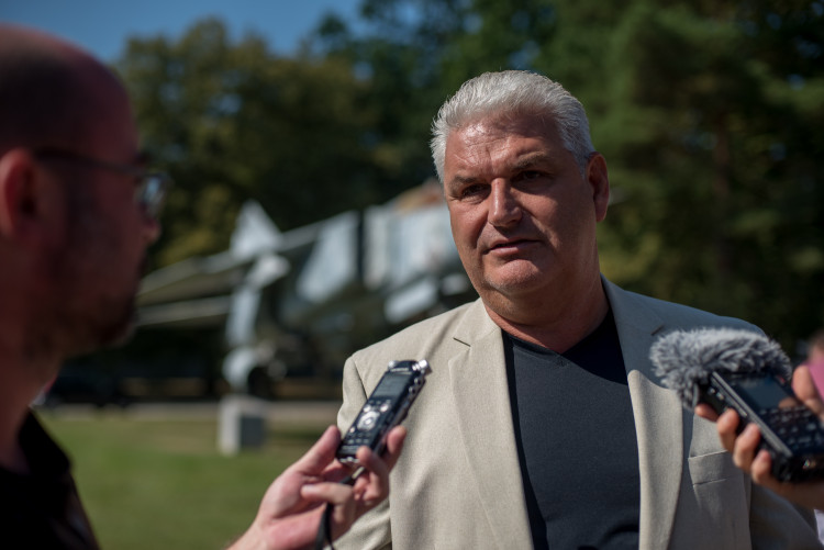 Jihočeský kraj převzal bývalé prostory kasáren na letišti v Plané