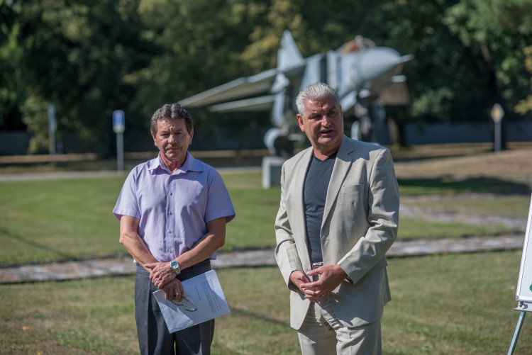 Jihočeský kraj převzal bývalé prostory kasáren na letišti v Plané