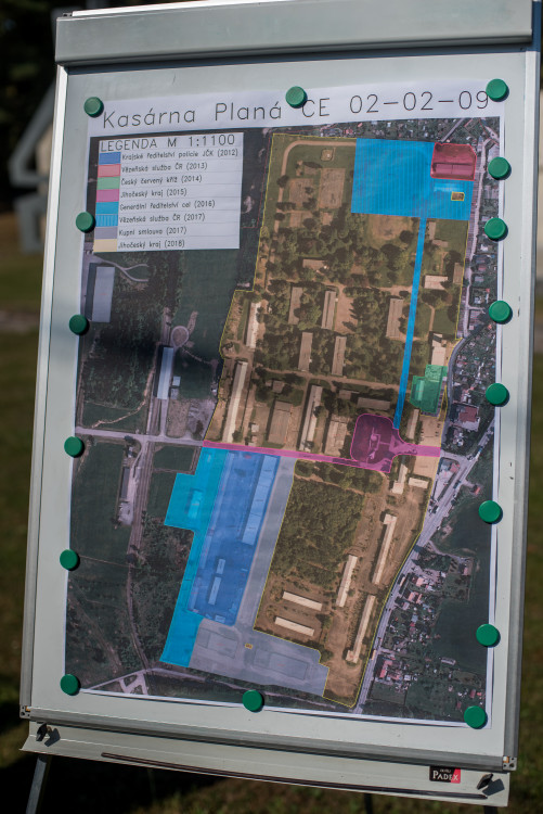 Jihočeský kraj převzal bývalé prostory kasáren na letišti v Plané