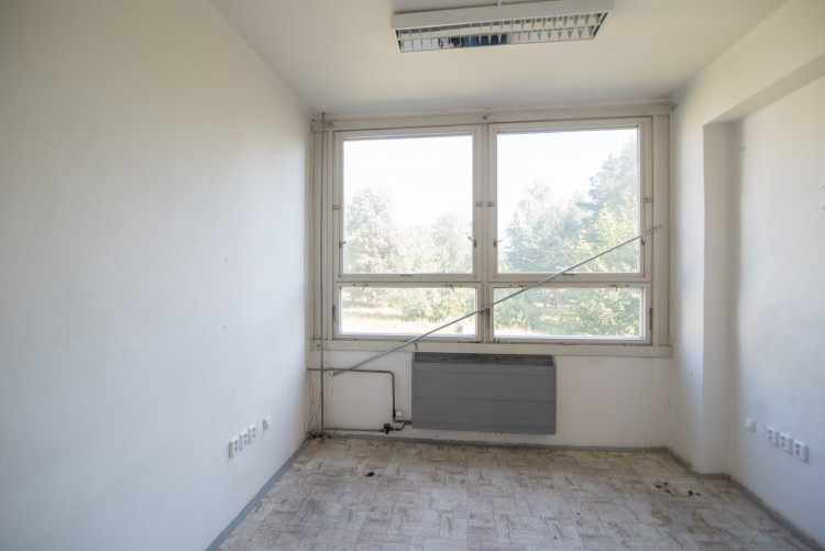 Jihočeský kraj převzal bývalé prostory kasáren na letišti v Plané