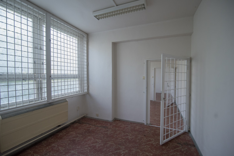 Jihočeský kraj převzal bývalé prostory kasáren na letišti v Plané