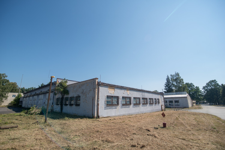 Jihočeský kraj převzal bývalé prostory kasáren na letišti v Plané