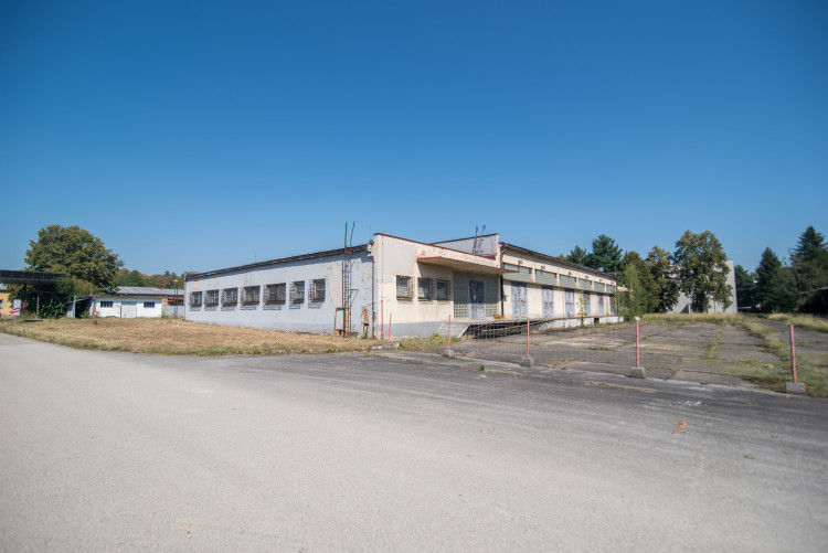 Jihočeský kraj převzal bývalé prostory kasáren na letišti v Plané