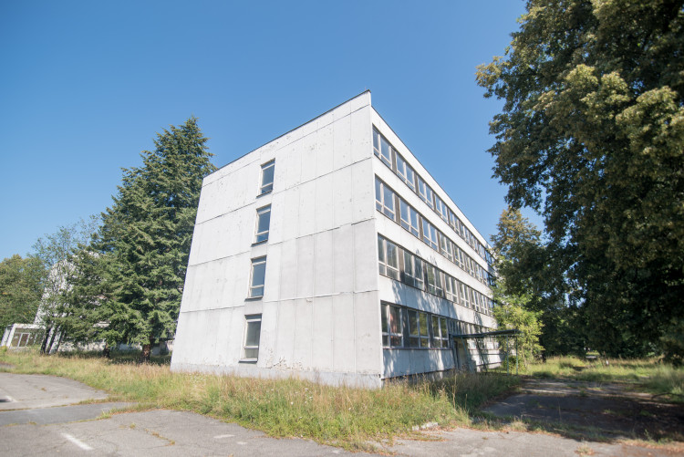 Jihočeský kraj převzal bývalé prostory kasáren na letišti v Plané