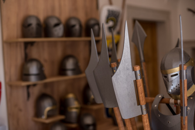 Jiří Havlis je výrobce dětského brnění a zbraní