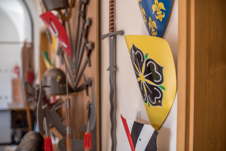 Jiří Havlis je výrobce dětského brnění a zbraní