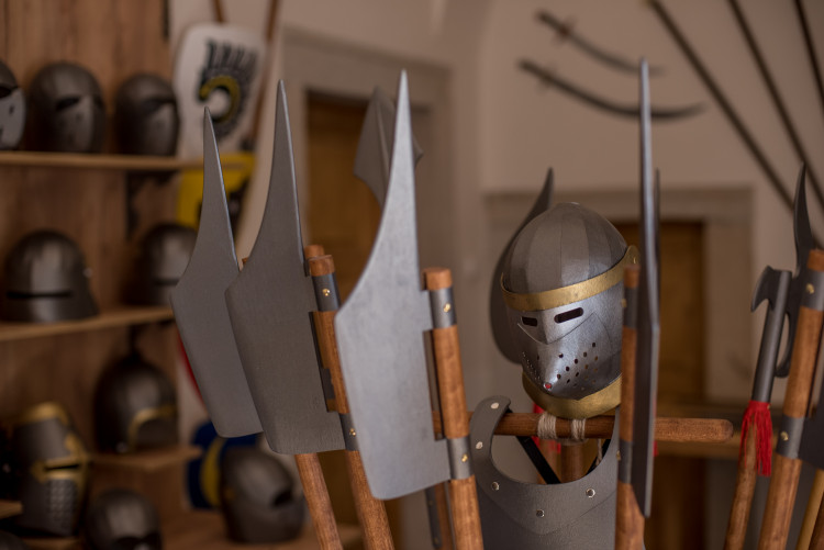 Jiří Havlis je výrobce dětského brnění a zbraní