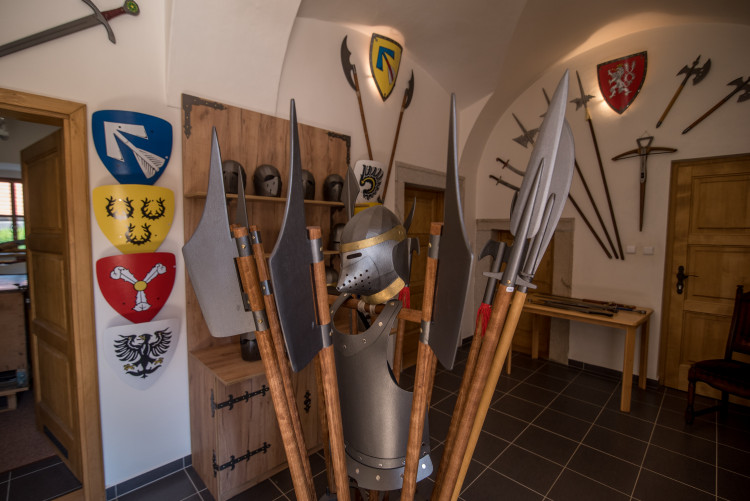 Jiří Havlis je výrobce dětského brnění a zbraní