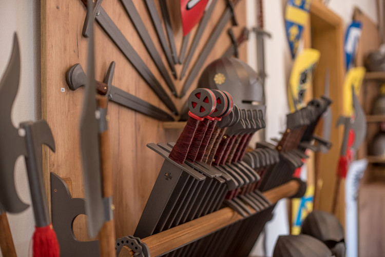 Jiří Havlis je výrobce dětského brnění a zbraní