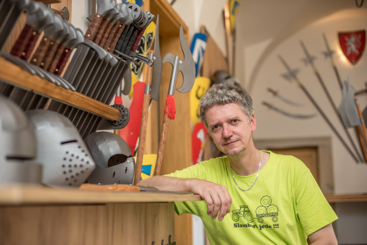 Jiří Havlis je výrobce dětského brnění a zbraní