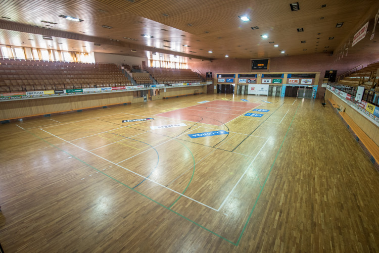 Sportovní hala bude na novou sezonu připravena. O restauraci mají znovu zájem volejbalisté