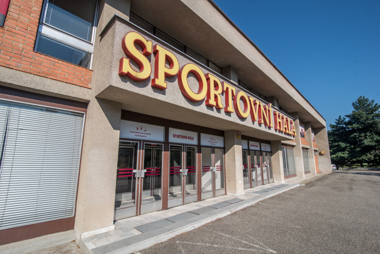 Sportovní hala bude na novou sezonu připravena. O restauraci mají znovu zájem volejbalisté