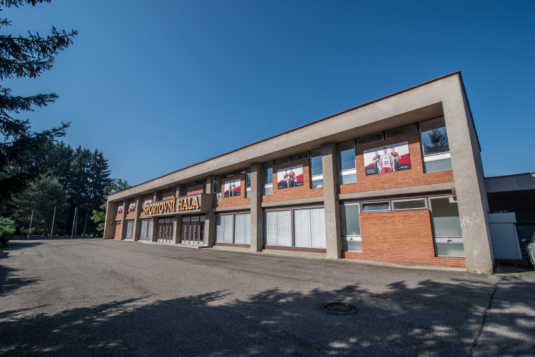 Sportovní hala bude na novou sezonu připravena. O restauraci mají znovu zájem volejbalisté